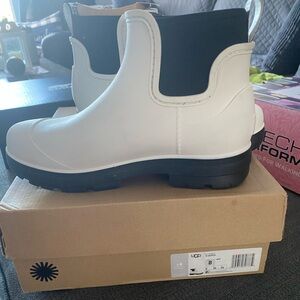 UGGS Women’s Droplet Rain Boot white never worn in box size 8